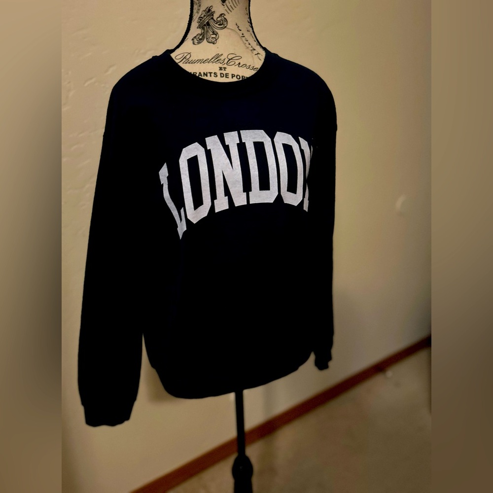LONDON sweatshirt.